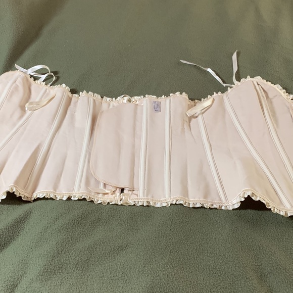 New gorgeous cream colored bustier w/ matching thong. Expands from 14.5 to 18.5. - Picture 4 of 11